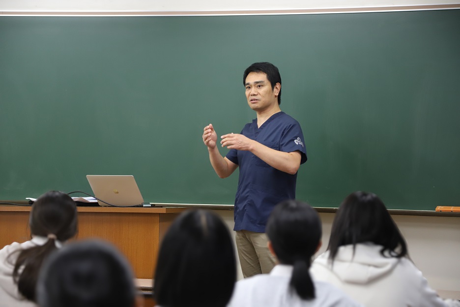 本学部の教員が高校で授業を行いました